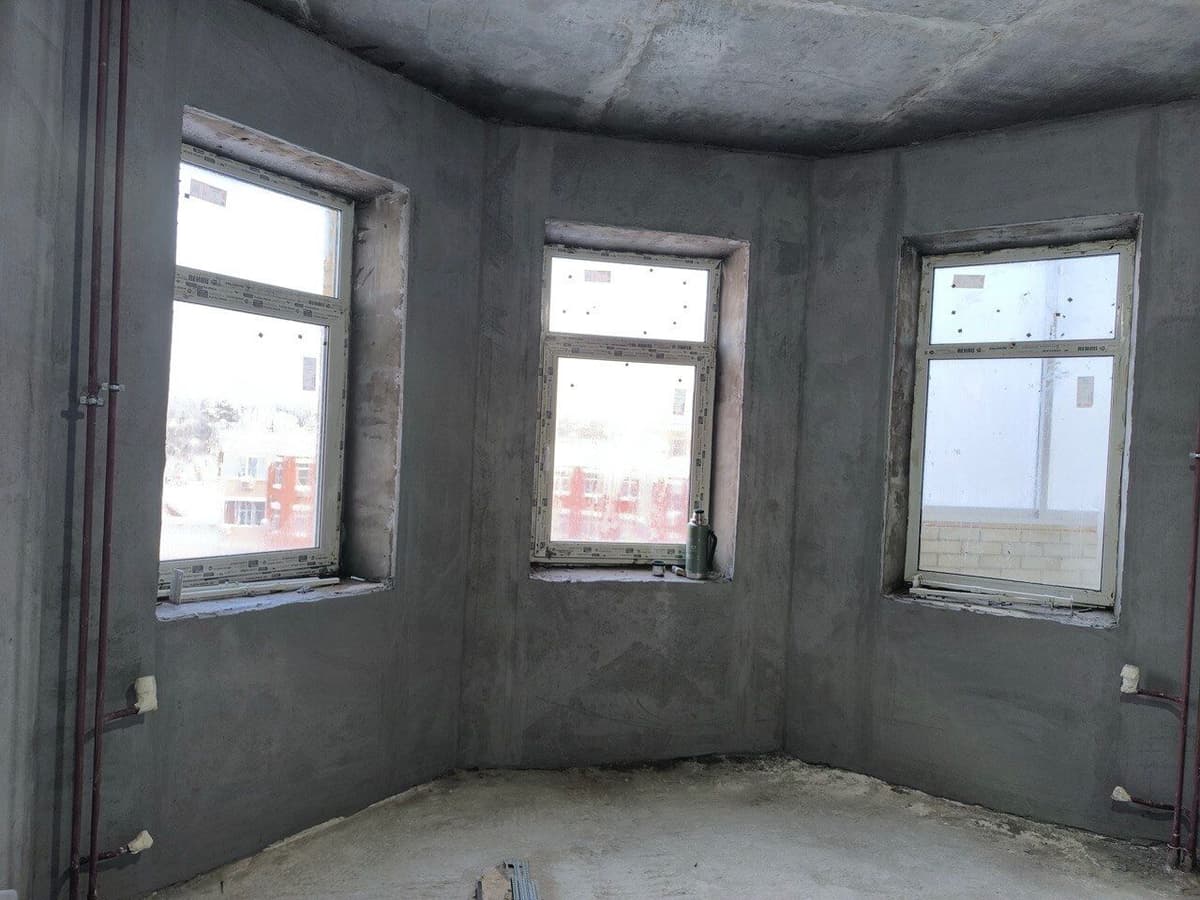 Эркер с тремя окнами Rehau — штукатурка стен, разводка труб