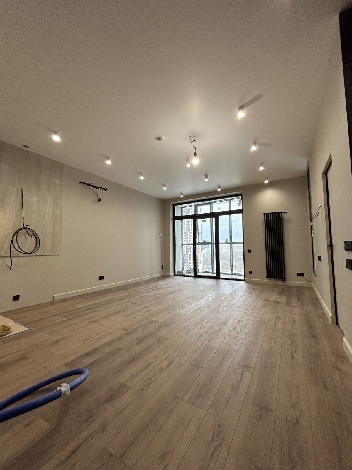 Гостиная на финальном этапе — трековые споты, кабели, вид на балкон