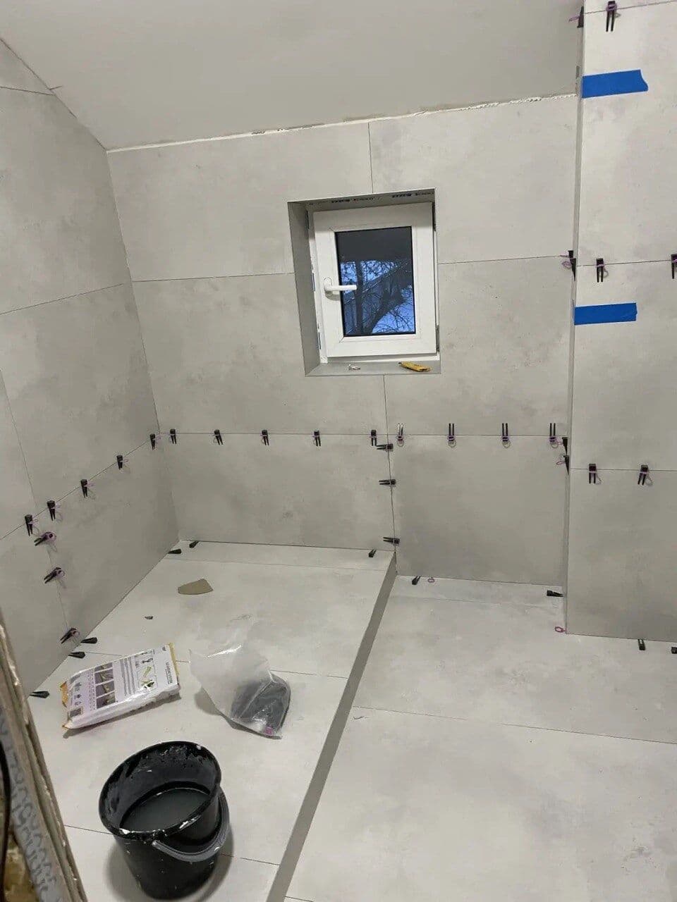 Ванная с окном — плитка под бетон на стенах и полу, СВП-клипсы