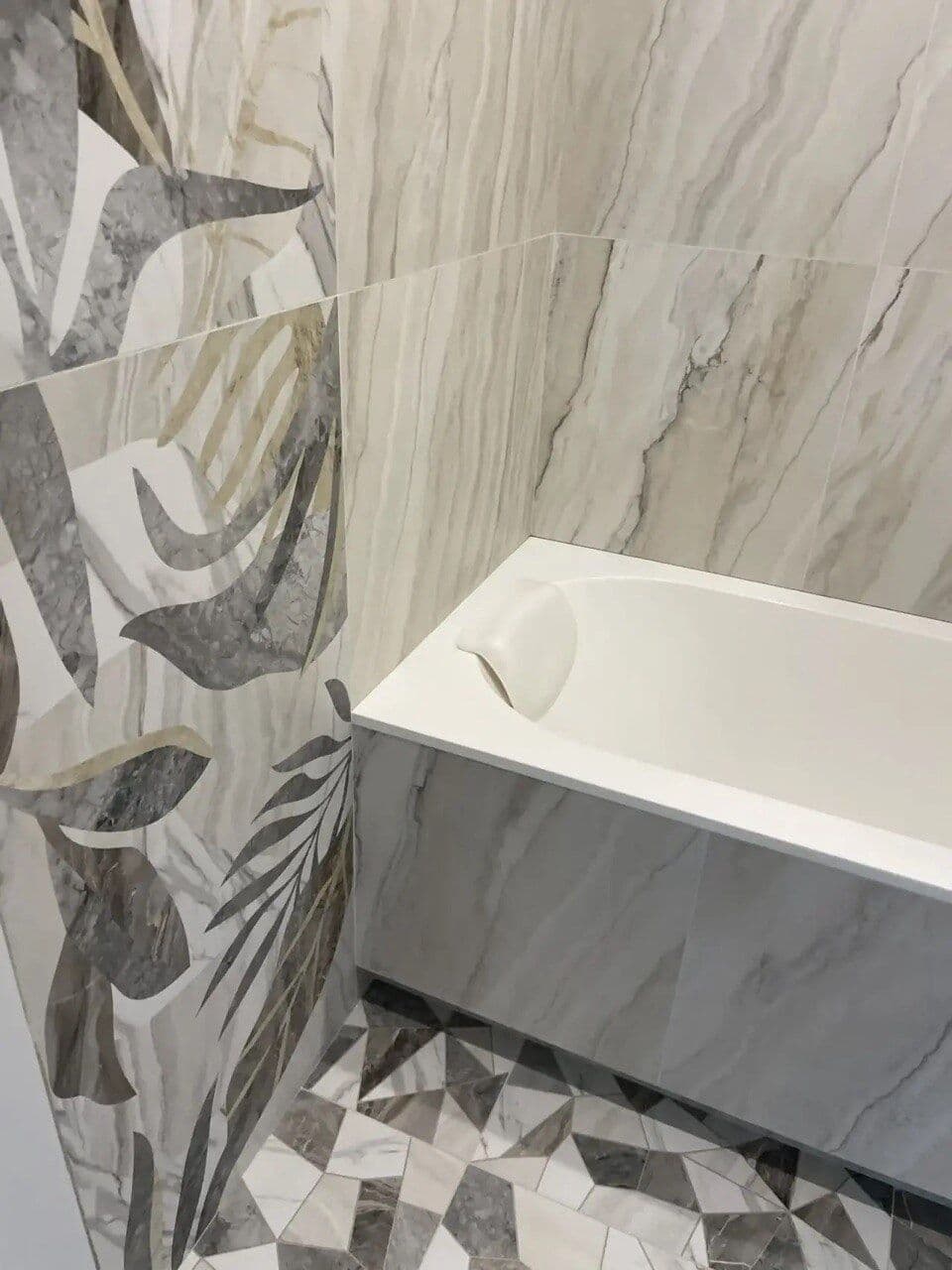 Ванна — мраморная облицовка, панно с тропическими листьями, мозаичный пол