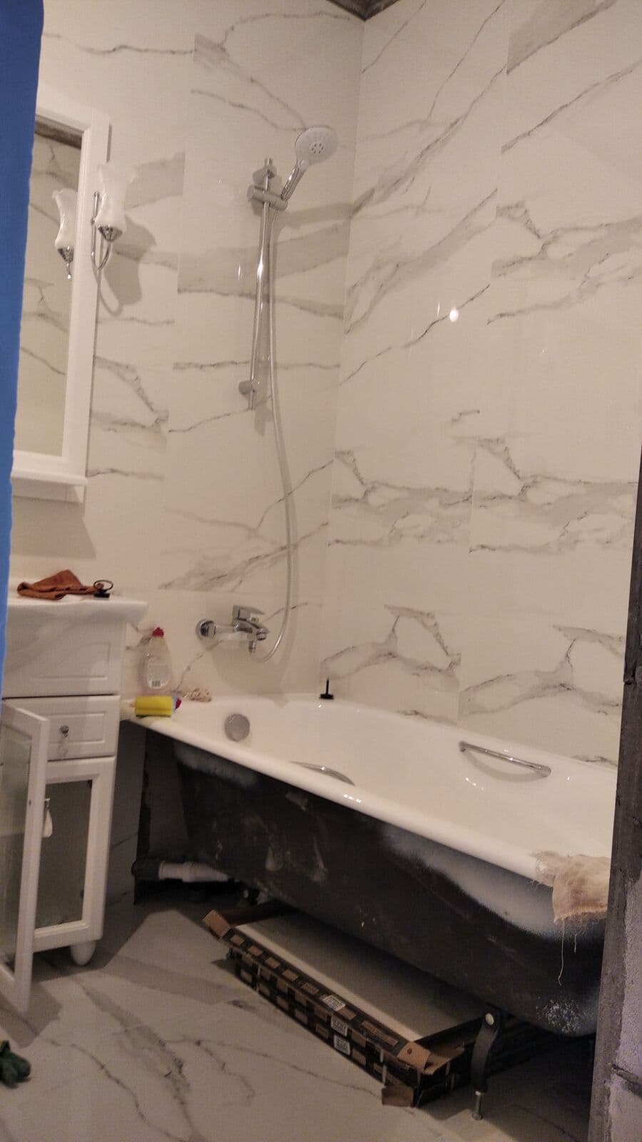 Установка ванны, плитка на стенах