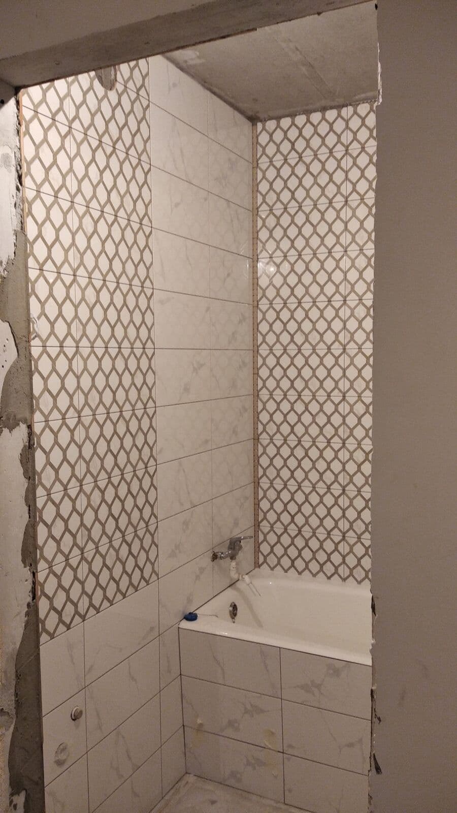 Зона ванны — плитка с узором «сетка»