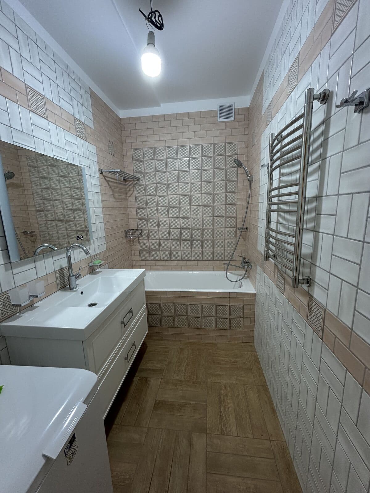 Ванная целиком — ванна, раковина, полотенцесушитель, паркетный пол