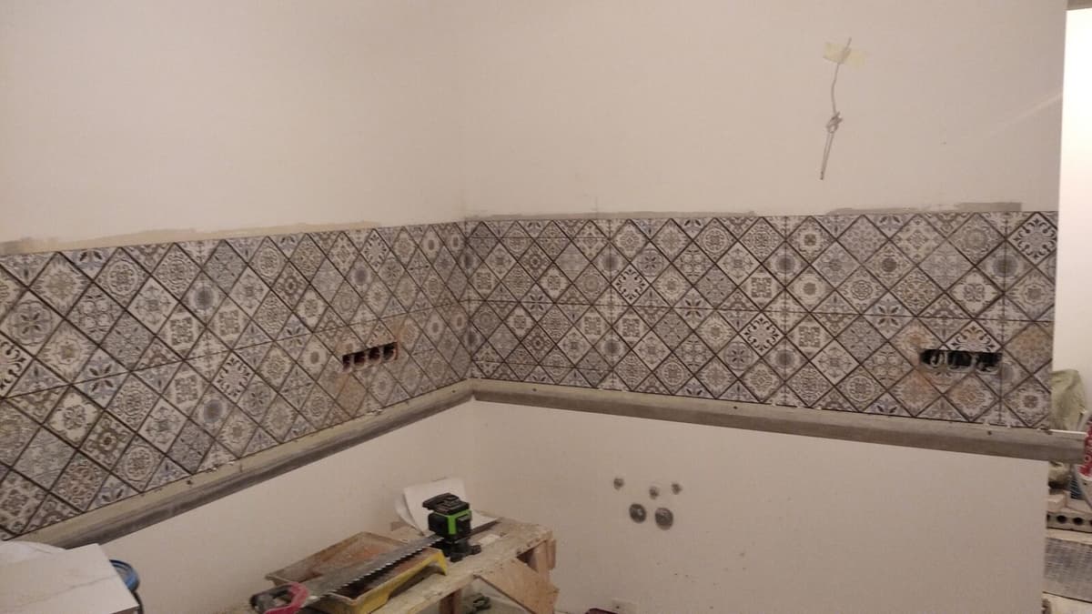 Укладка орнаментальной плитки — угол кухни