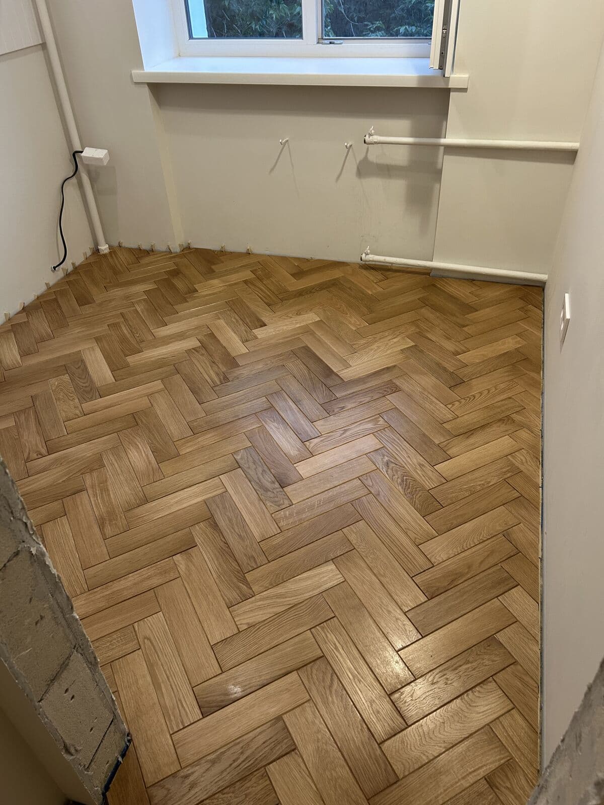 Монтаж паркета — укладка ёлочки в малой комнате