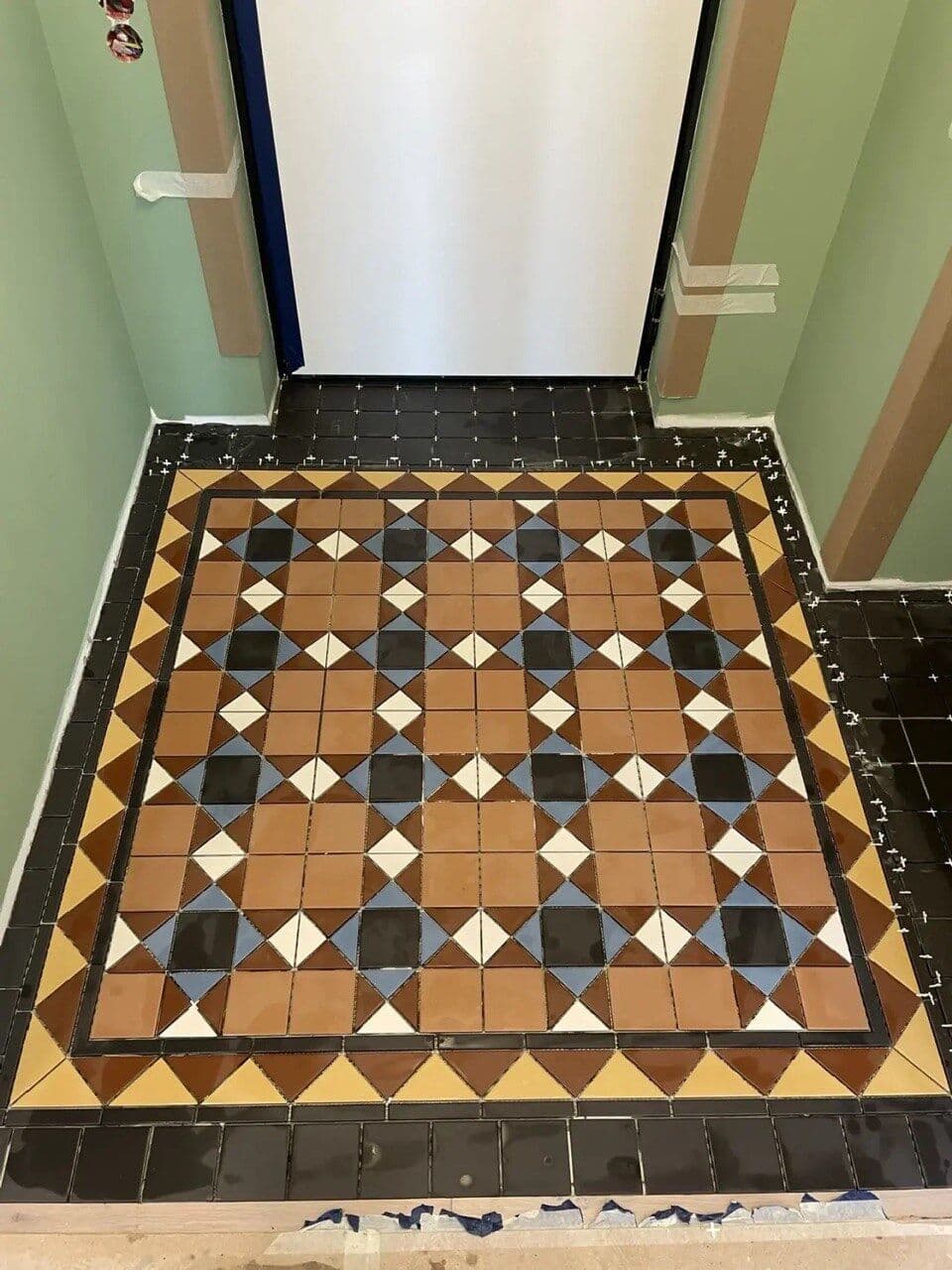 Готовый пол — декоративная плитка с геометрическим рисунком, бордюр