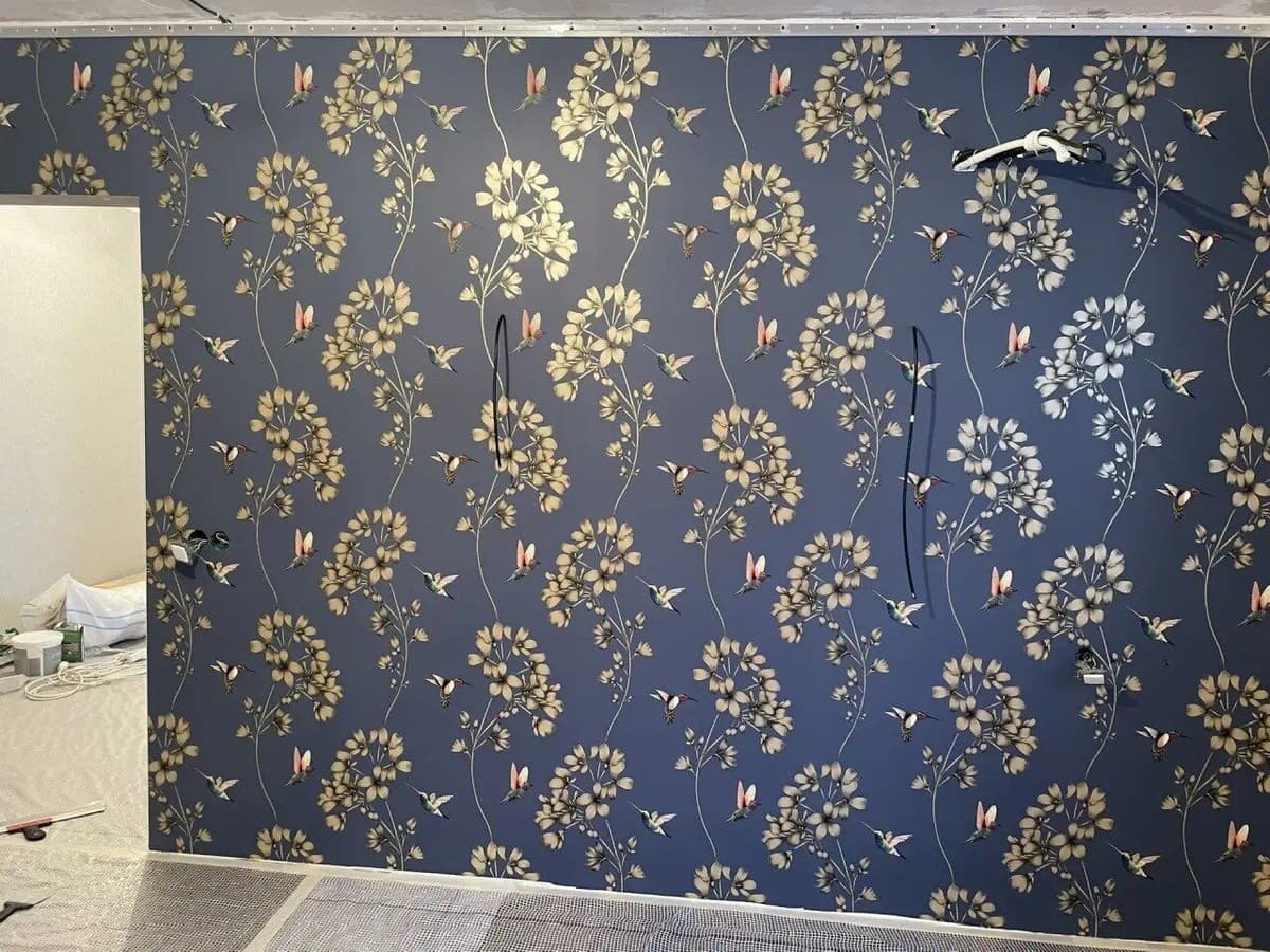 Дизайнерские обои — тёмно-синий фон с цветами и колибри