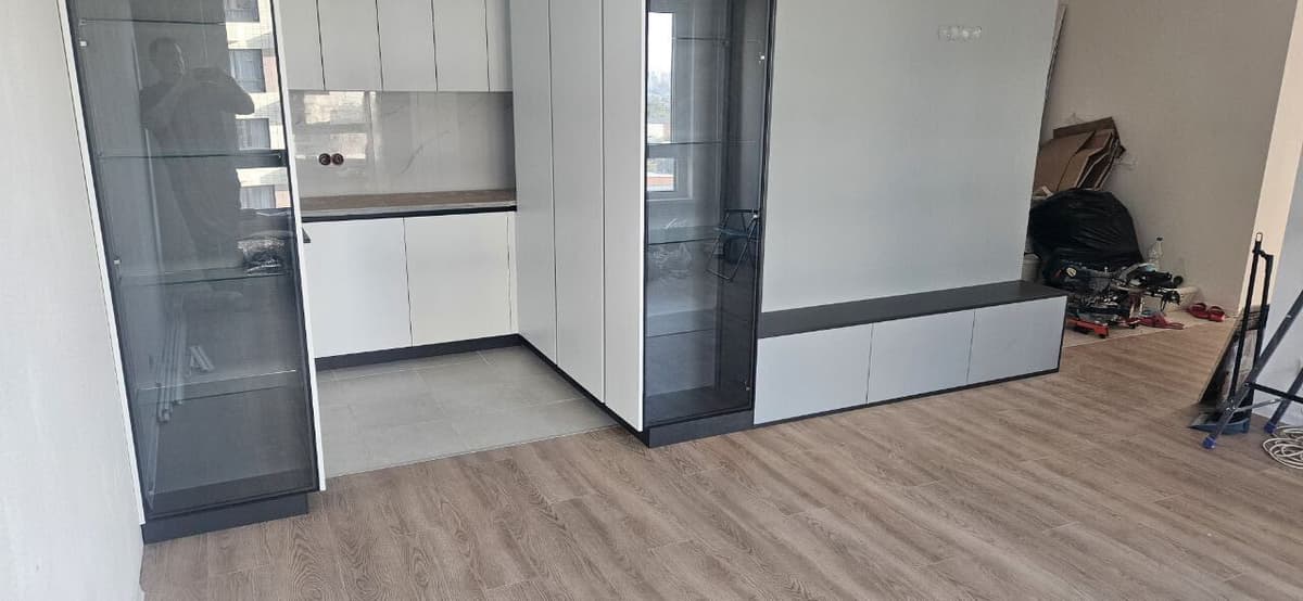 Общий вид — две витрины, кухня и ТВ-зона с низкой тумбой