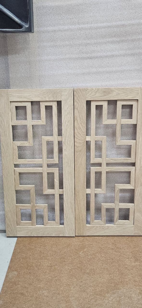 Фасад из массива дуба с геометрическим узором — вид в мастерской