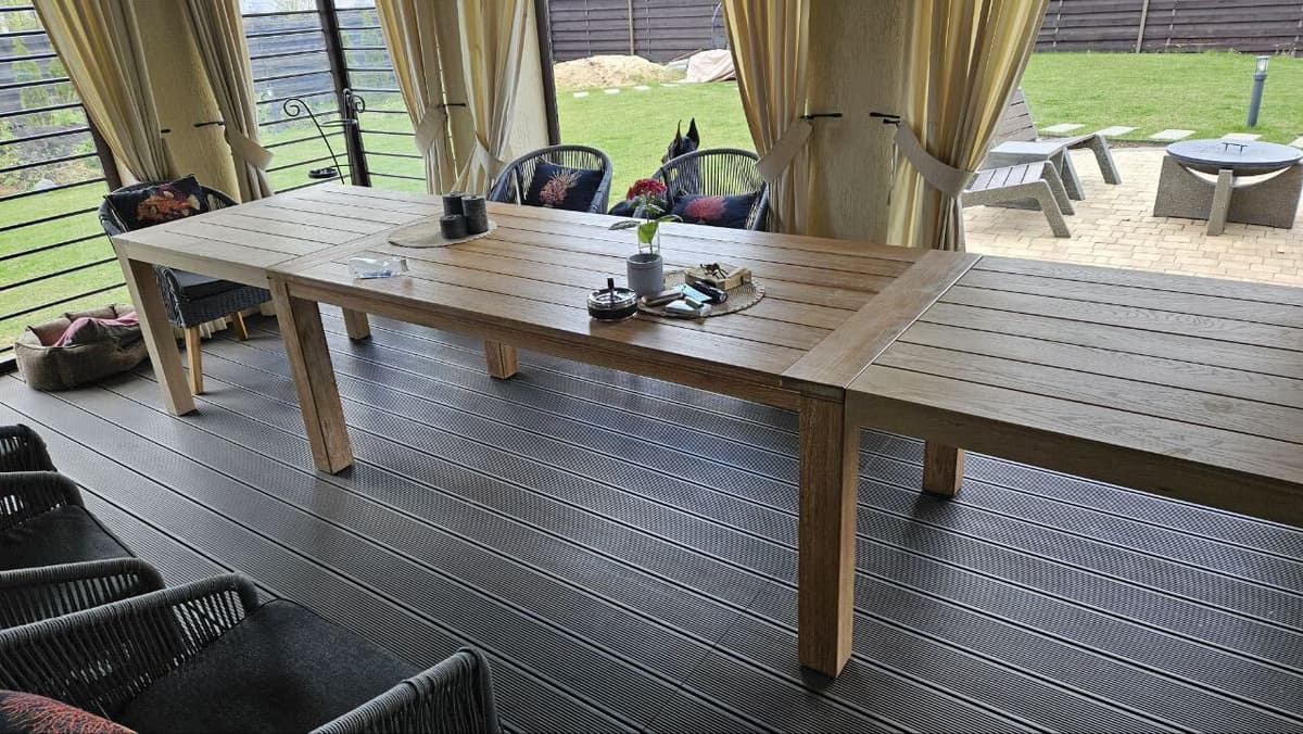 Уличная кухня — обеденная зона в стеклянном павильоне, вид на участок