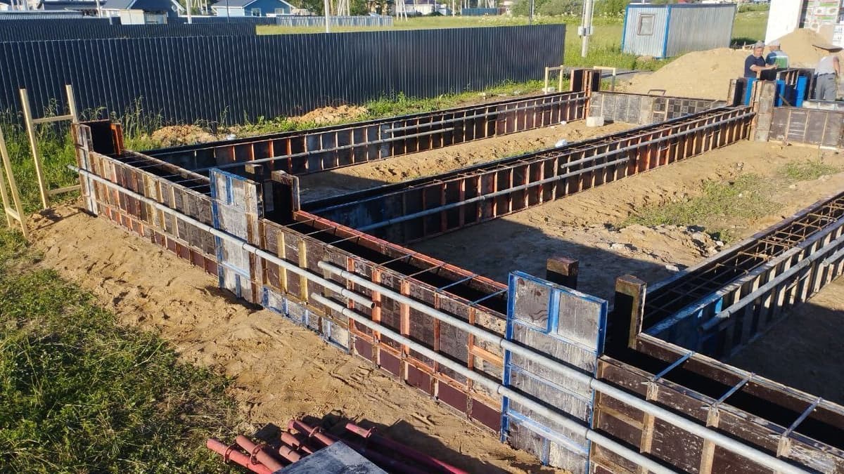 Металлическая опалубка ленточного фундамента — общий вид площадки