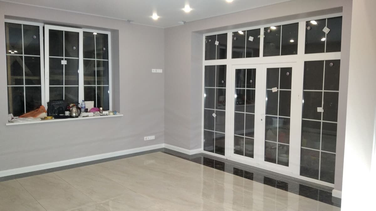 Гостиная — широкий вид с двойной французской дверью, глянцевая плитка